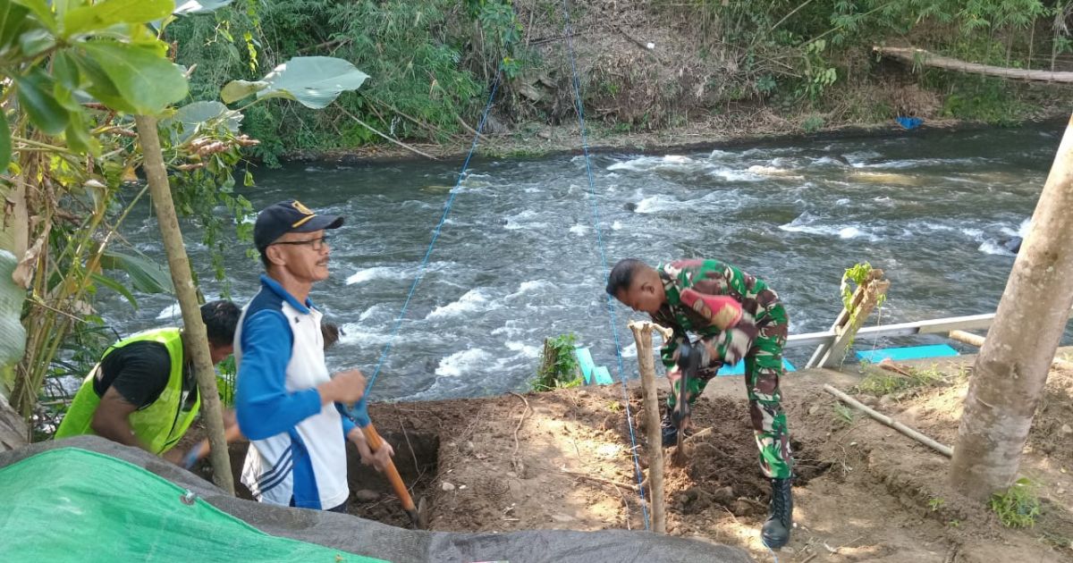 Babinsa Rap Rap Bersama Warga Kejar Target Bangun Jembatan Perintis Garuda