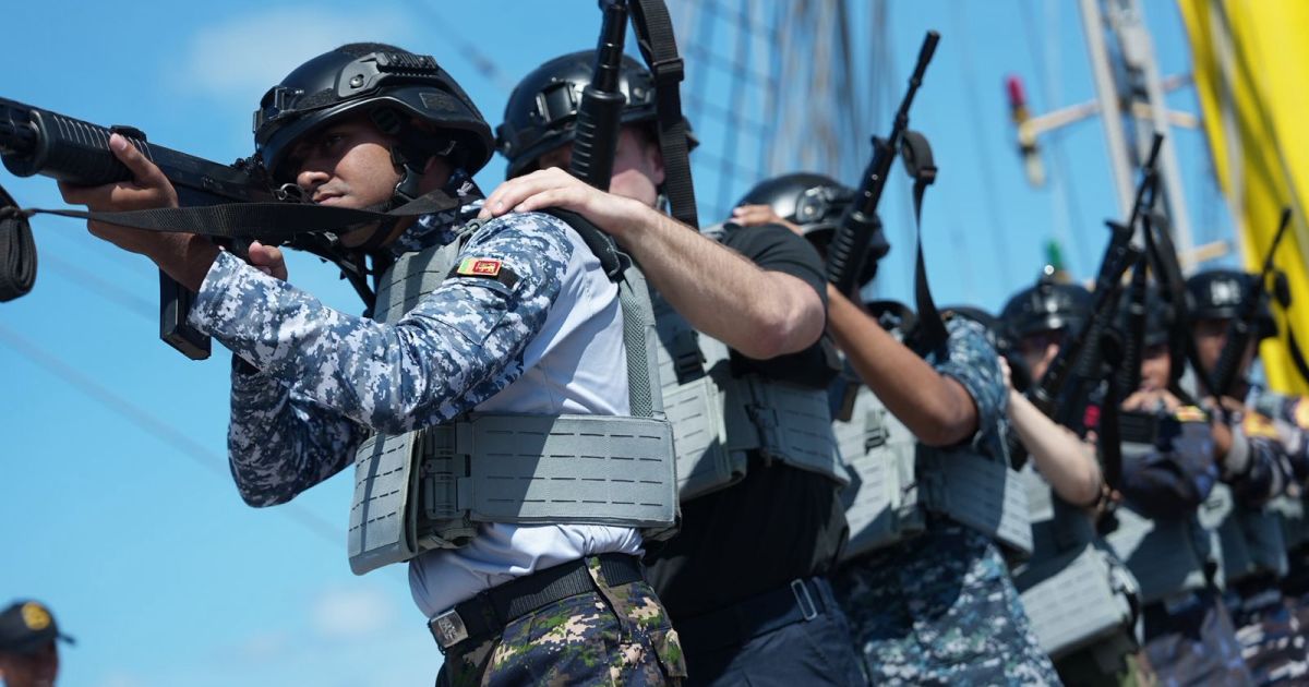 Asah Kemampuan Peserta APCS Latihan VBSS di Atas Geladak KRI Bima Suci