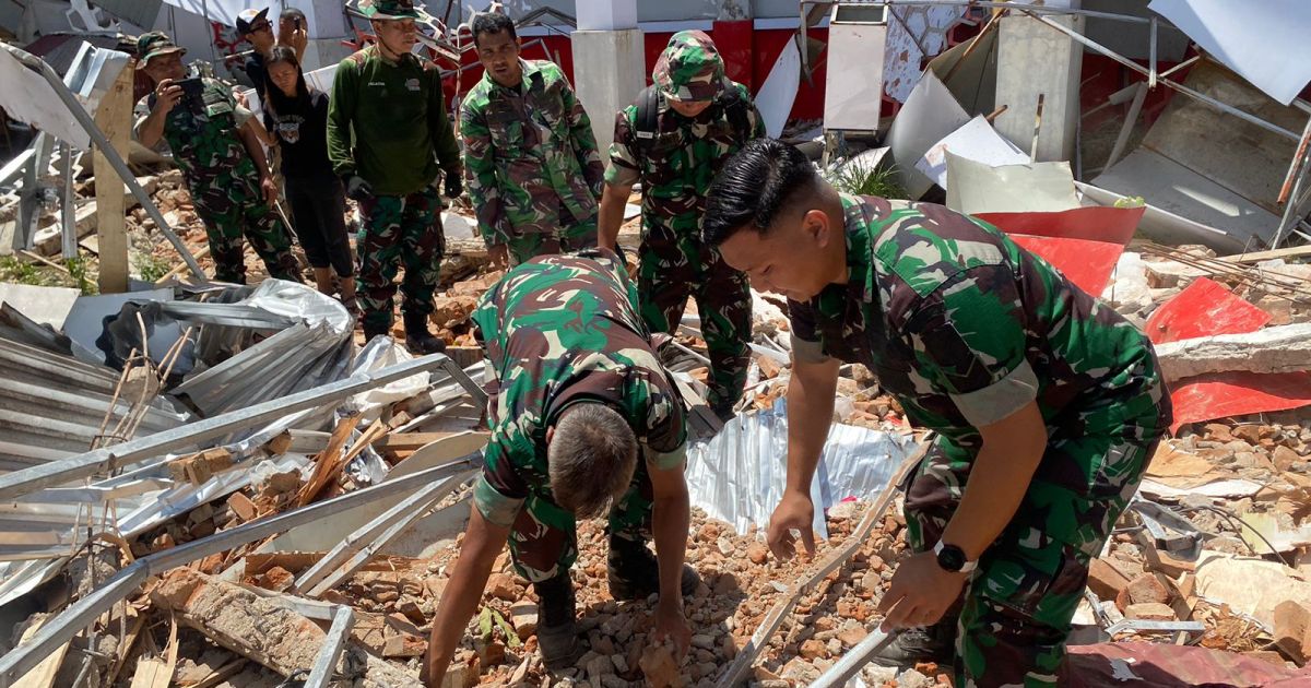 Reaksi Cepat Prajurit TNI Tangani Dampak Gempa M 7,6 di Sulawesi Utara
