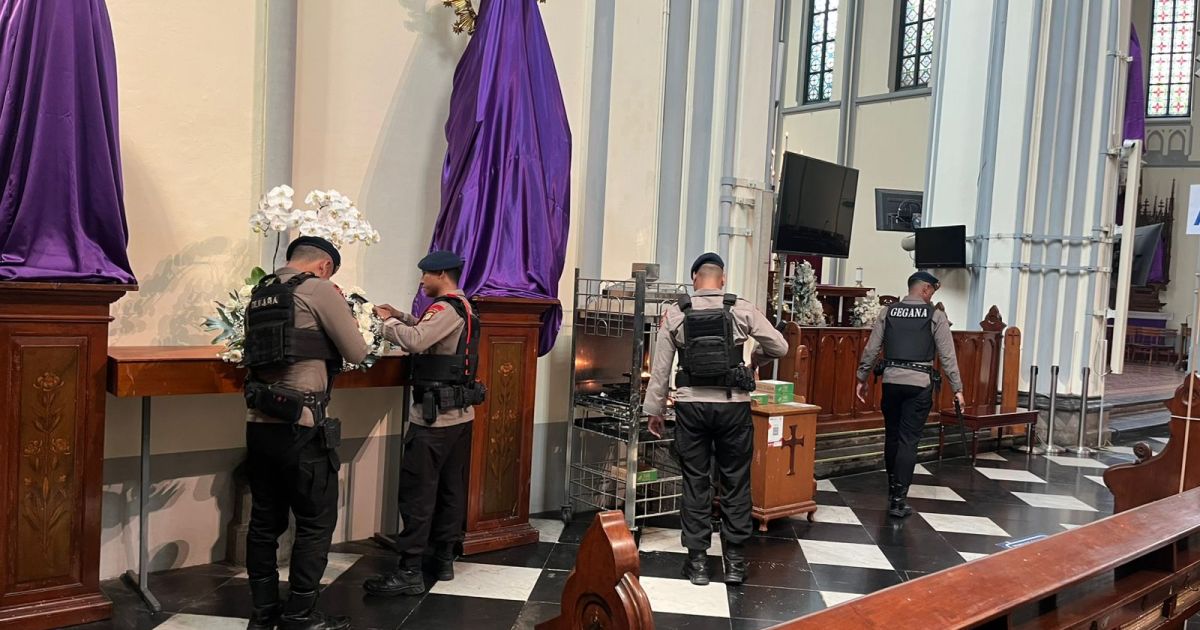 Brimob Polda Metro Sterilisasi Gereja Pastikan Paskah Aman