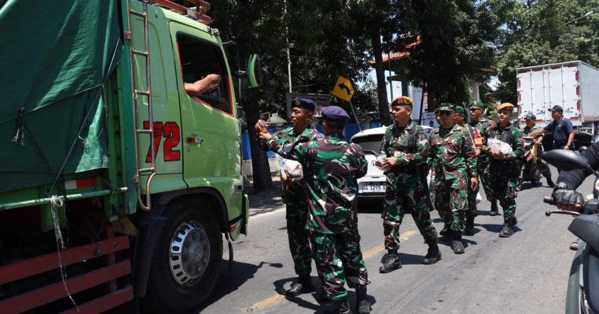 TNI AL Kerahkan KRI dan Ratusan Prajurit Uraikan Kemacetan Arus Balik Ketapang - Gilimanuk