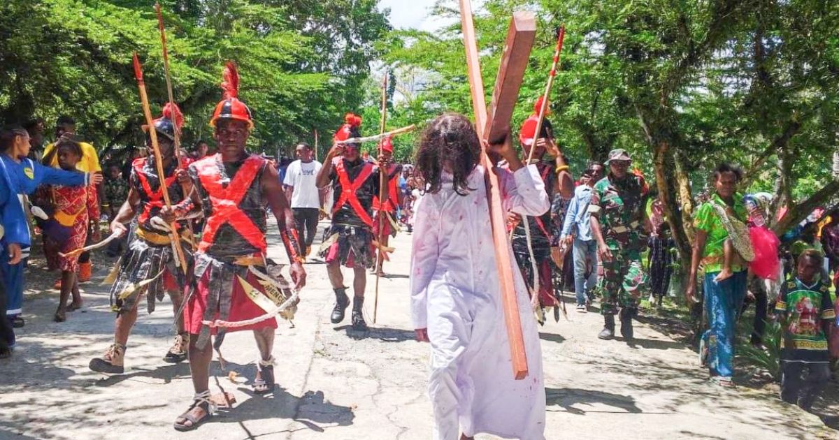 Pengamanan Humanis Babinsa Mapurujaya di Prosesi Ibadah dan Jalan Salib