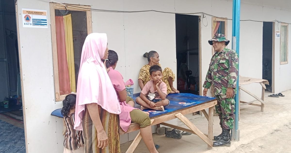 Humanis dan Dekat, Babinsa Koramil 29/LKH Turun Langsung Pantau Huntara Krueng Lingka