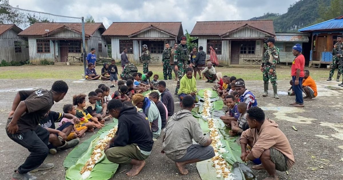 Satu Daun Pisang, Satu Kebersamaan: Pos Bulangkop dan Warga Tunjukkan Harmoni TNI-Rakyat Lewat Makan Bersama