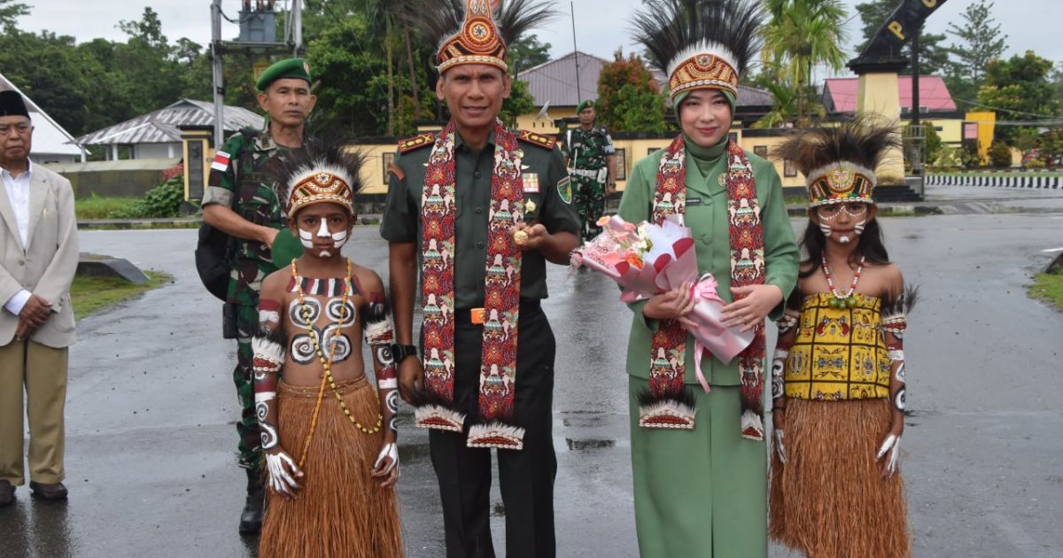 Kodim 1710/Mimika Gelar Tradisi Penyambutan Dandim dan Ketua Persit KCK