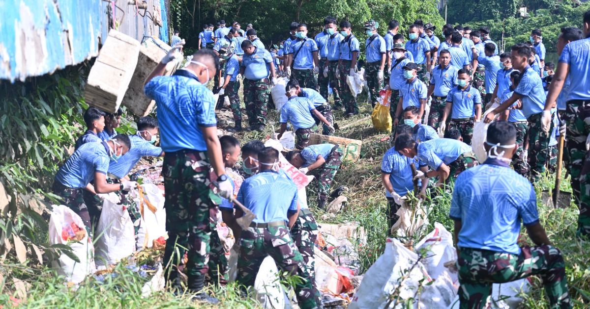 Lanud Sultan Hasanuddin Bersama Satuan TNI AU Wilayah Makassar, Gelar Karya Bakti di TPI dan Pasar Batangase, Maros