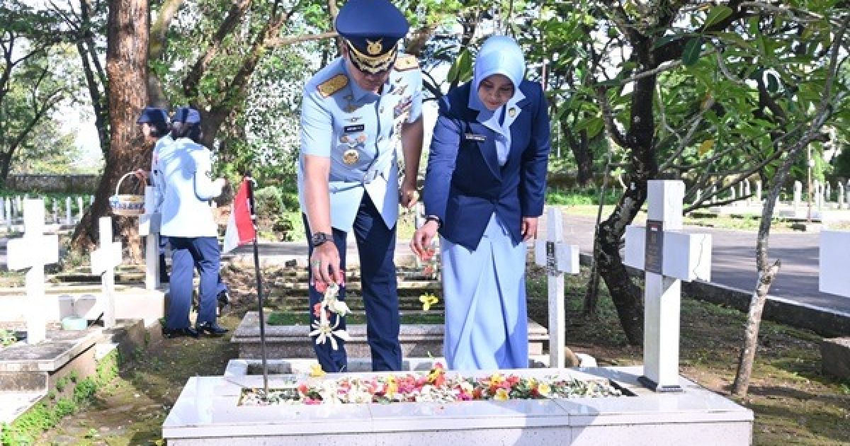 Danlanud Sultan Hasanuddin Hadiri Ziarah HUT Ke-80 TNI AU di TMP Panaikang