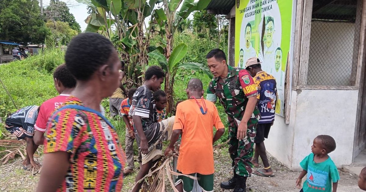 Babinsa Koramil 1710-07/Mapurujaya Ajak Warga Gotong Royong Bersihkan Halaman Gereja