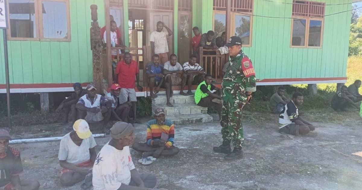 Babinsa Koramil Mapurujaya Laksanakan Komsos Bersama Warga Kampung Fanamo