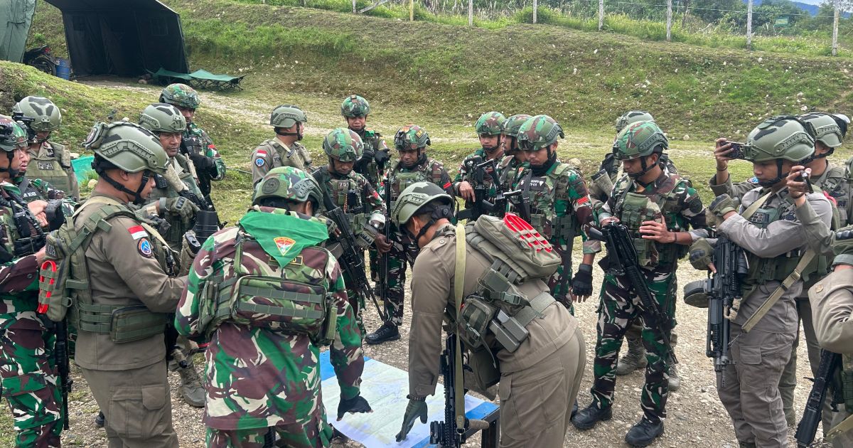 Pos Okpol Yonif 751/VJS Bersama Pos Brimob RRI Laksanakan Patroli dan Anjangsana di Kampung Polsam
