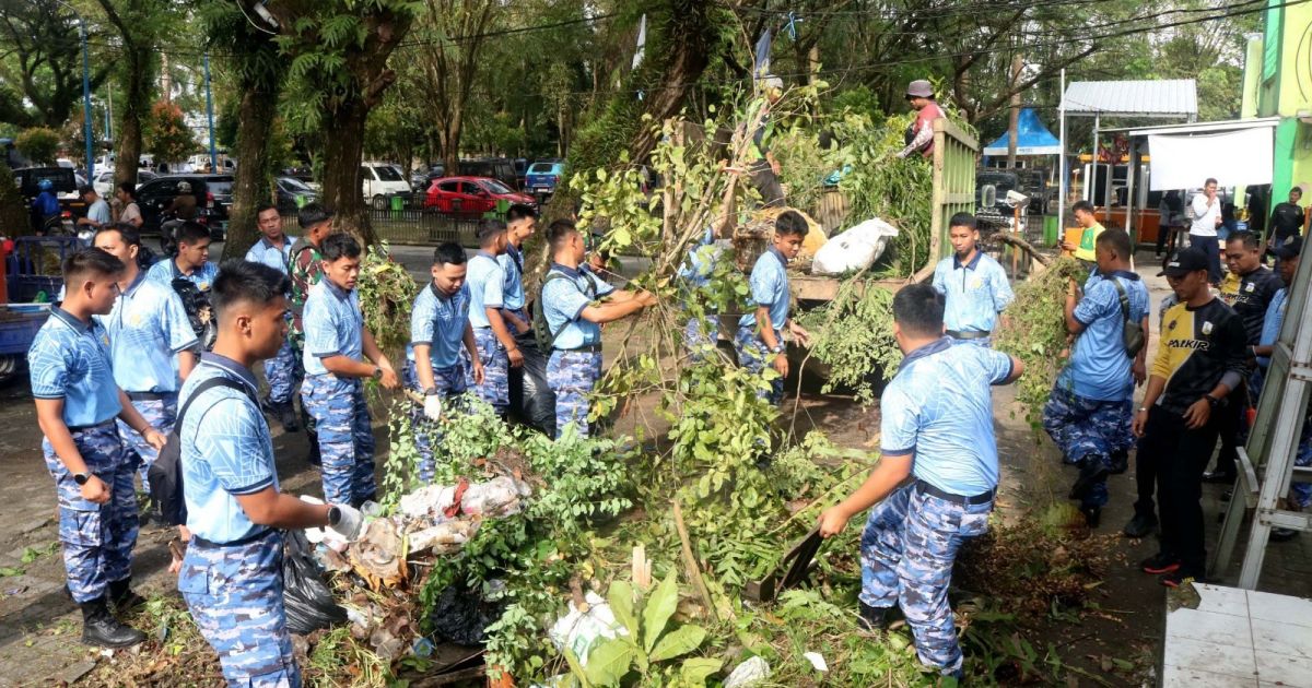 Sinergi TNI-Polri dan Masyarakat Peringati HUT ke-80 TNI AU, Lanud Sjamsudin Noor Gelar Karya Bakti di Pasar Ulin Raya Banjarbaru