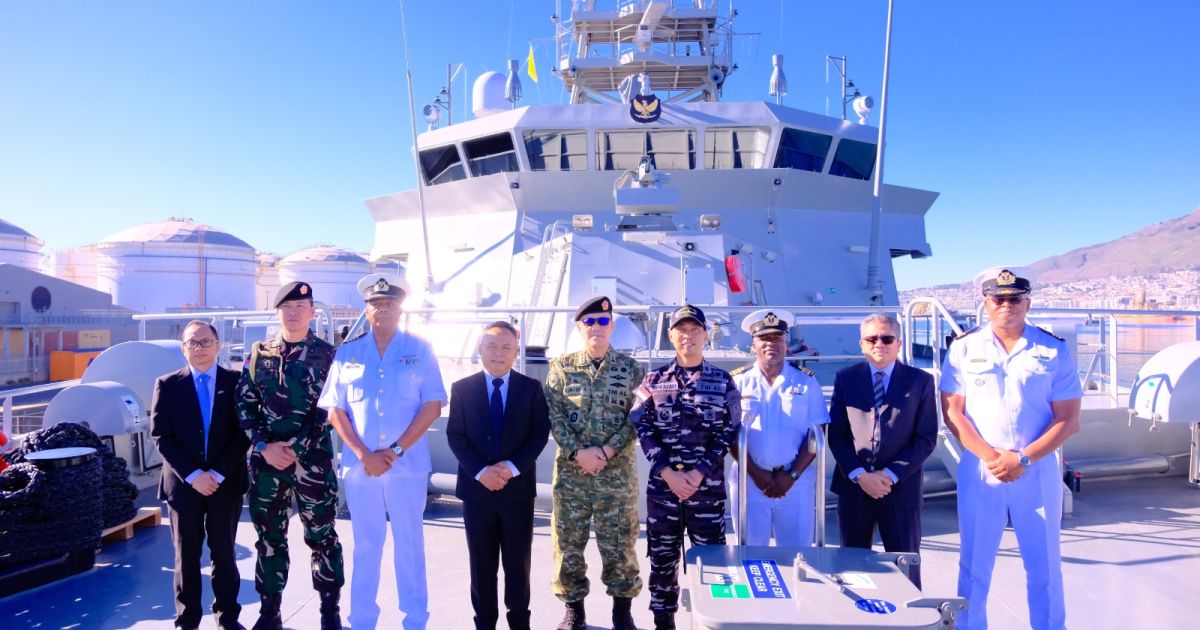 Lalui Pelayaran Etape III, KRI Canopus-936 Laksanakan Diplomasi Maritim di Afrika Selatan