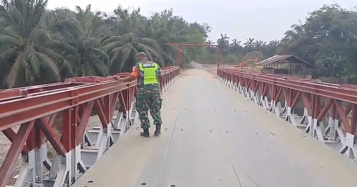 Danramil 20/Cot Girek Tekankan Patroli, Babinsa Cek Kondisi Jembatan Bailey