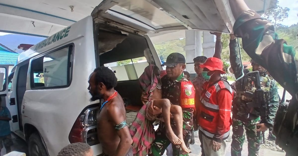 Aparat Gabungan TNI Bersama RSUD Mulia dan PMI Kab Puncak Jaya Evakuasi Pengungsi Korban Penembakan KKB di Distrik Sinak