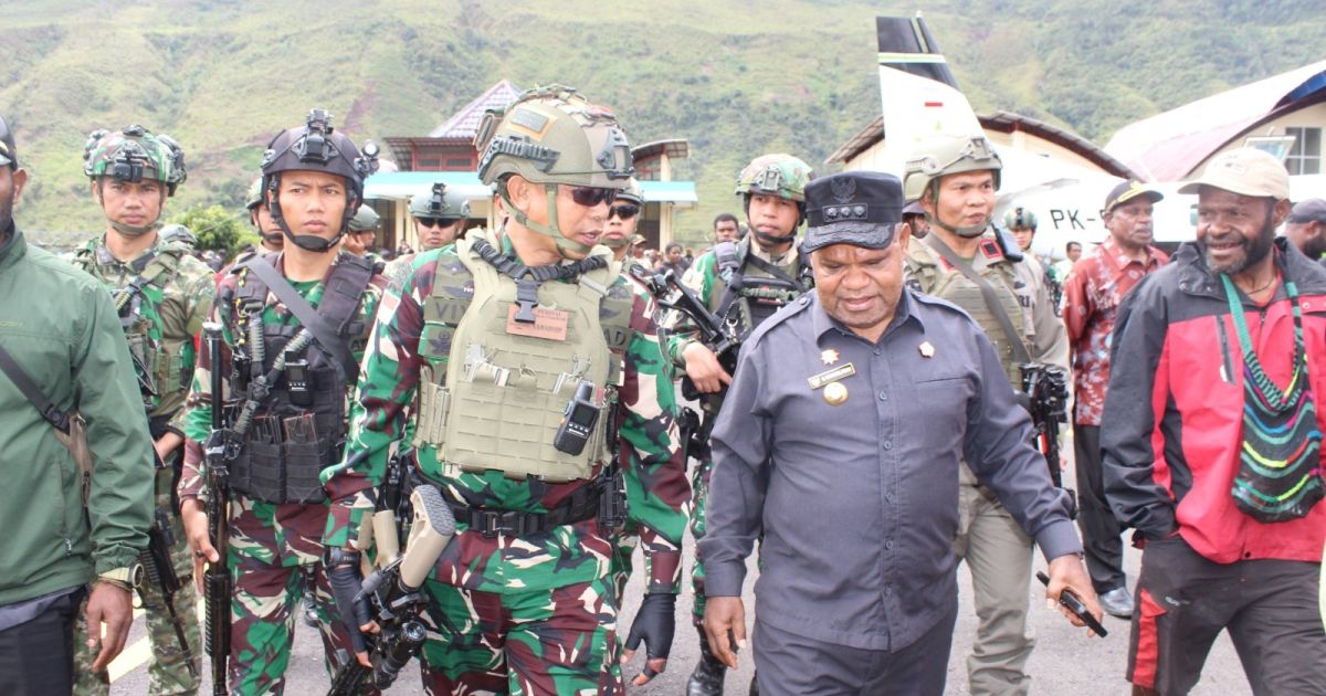Kodim 1714/Puncak Jaya dan Polri Kawal Ketat Gubernur Papua Tengah Tinjau Korban Insiden Sinak, Instruksikan Status Tanggap Darurat dan Biaya Medis Ditanggung Penuh