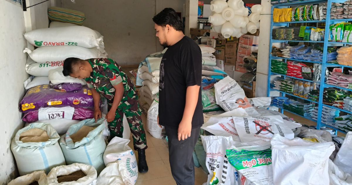 Babinsa Cek Pupuk Subsidi, Pastikan Petani Syamtalira Aron Tetap Produktif