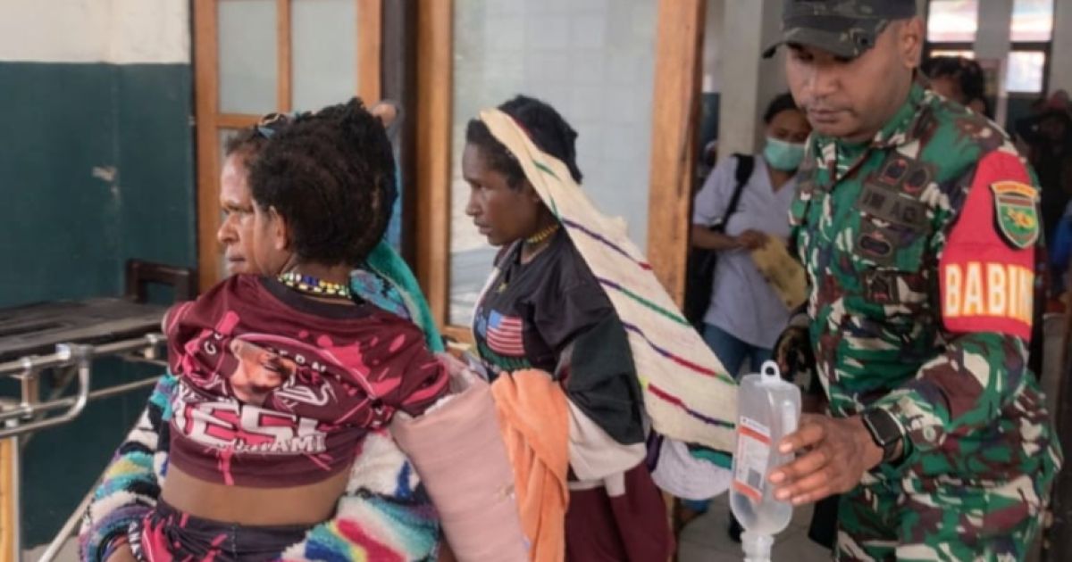 Koramil 1714-01/Mulia Menjadi Pelindung Rakyat Dampingi Evakuasi Korban Menuju RSUD Nabire