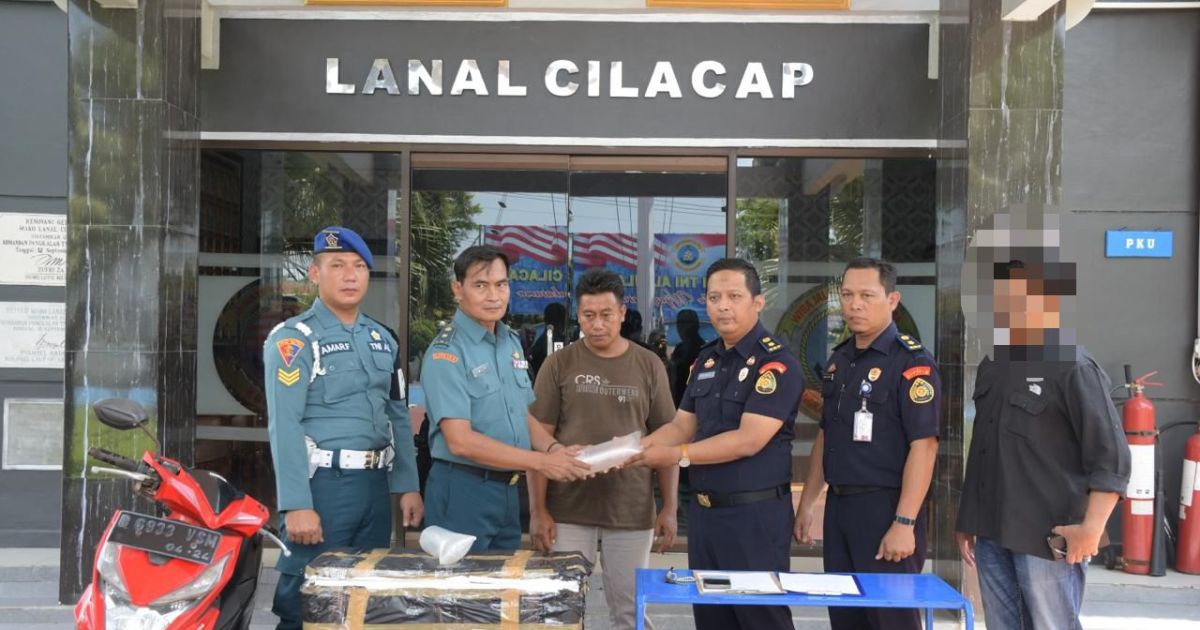 TNI AL GAGALKAN PENYELUNDUPAN BENIH BENING LOBSTER ILEGAL SENILAI RP2,5 MILIAR