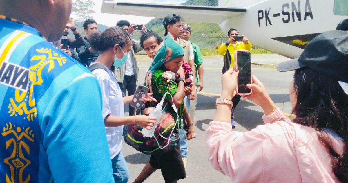 Anak 6 Tahun Korban Aksi Kebrutalan OPM di Kabupaten Puncak Dievakuasi Petugas dan Medis