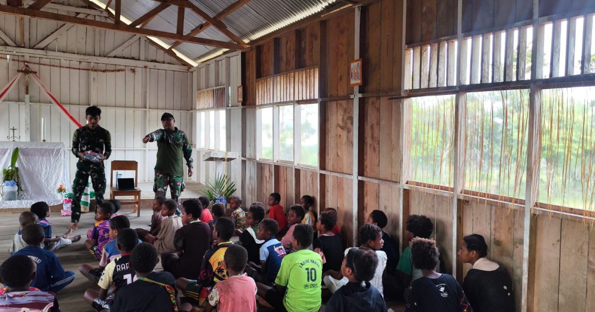 Pos Tarup Yonif 751/VJS Ibadah Minggu Bersama Warga, Meriahkan Sukacita dengan Lomba Cari Telur untuk Anak-Anak