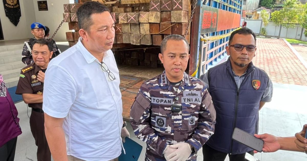 TNI AL AMANKAN TRUK DAN GUDANG KAYU ULIN ILEGAL DI KALIMANTAN TIMUR
