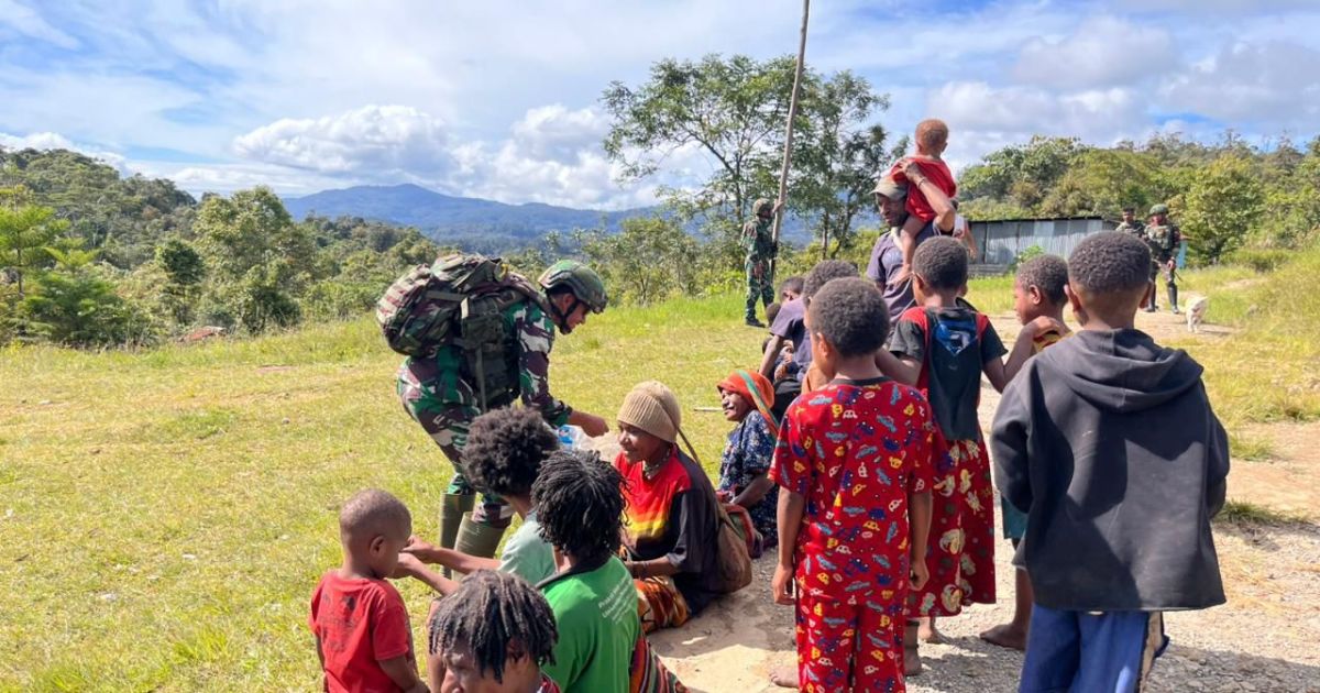 Pos Serambakon Laksanakan Anjangsana ke Kampung Wanbakon, Berikan Pengobatan Gratis dan Bingkisan untuk Anak-Anak