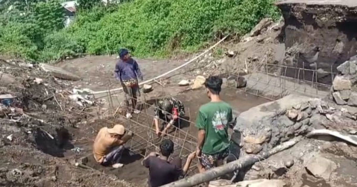 Demi Segera Terwujudnya Jembatan Beton Garuda, Warga dan Babinsa Turun Bantu Proses Pekerjaan