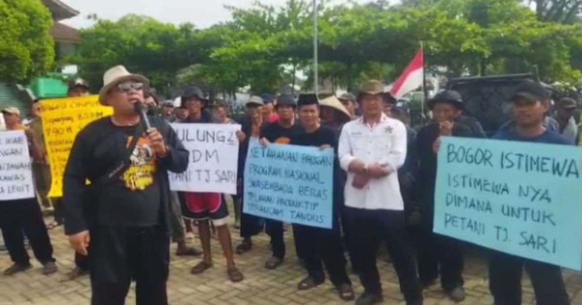 Petani Tanjungsari Demo di Kantor Kecamatan, Tuntut Perbaikan Irigasi Cikumpeni  ‎