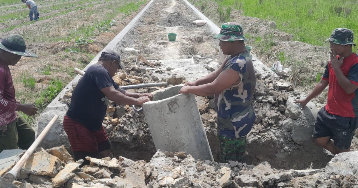 Pembuatan Dua Gorong-gorong di Desa Pasar Rawa,Satgas TMMD Mencegah Banjir