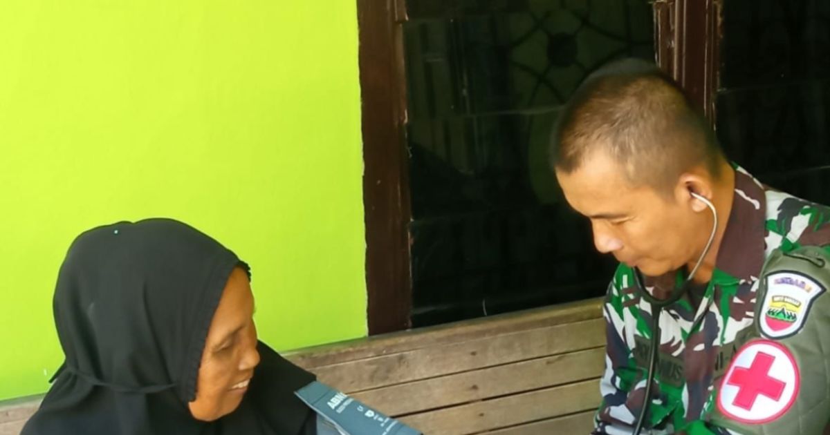 Satgas TMMD Tunjukkan Kepedulian , Berikan Pelayanan Kesehatan Door To Door kepada Warga Desa Pasar Rawa