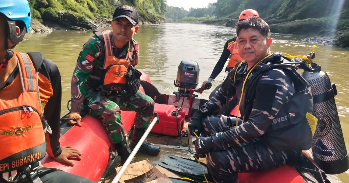 AKSI SIGAP TNI AL DAN TIM SAR GABUNGAN EVAKUASI KORBAN TENGGELAM DI SUNGAI CISANGGARUNG