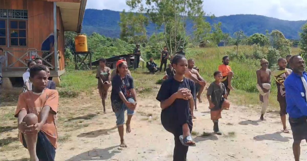 Pos Parim Yonif 751/VJS Gelar Senam Lansia dan Bagikan Susu Rendah Lemak di Kampung Kakopom