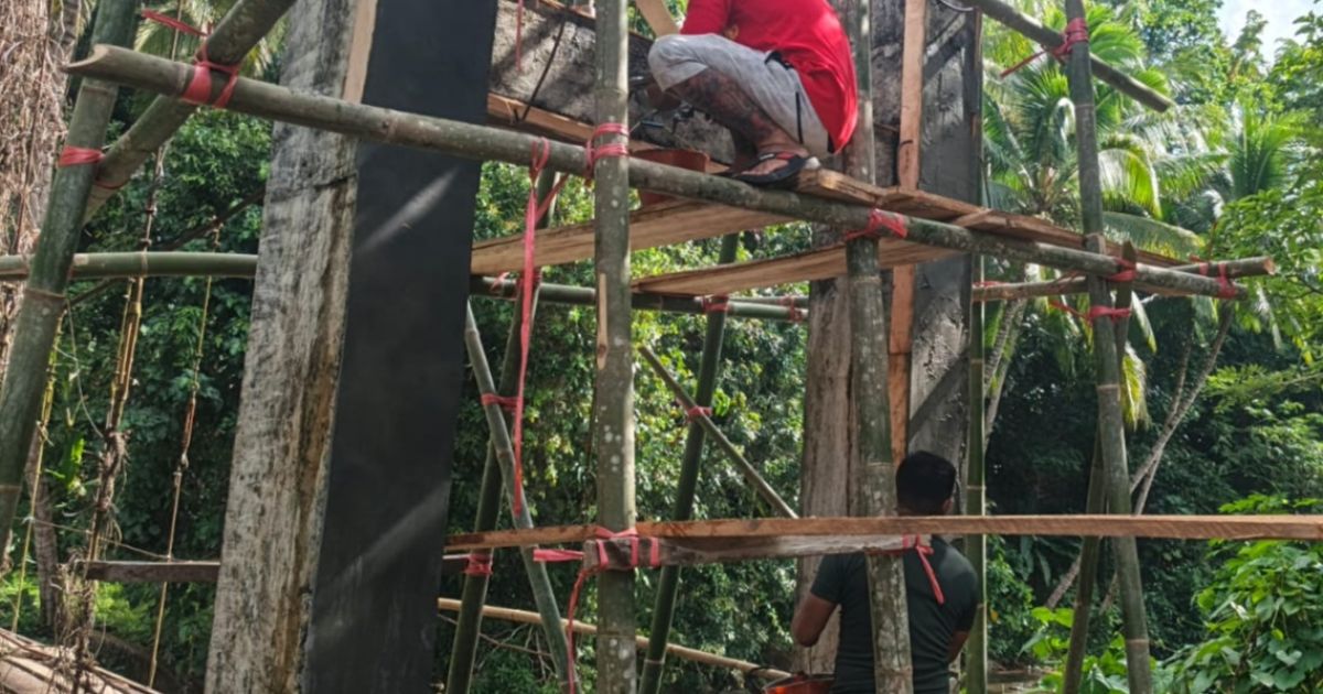 Percepat Pembangunan Jembatan Gantung Perintis Garuda, Babinsa Bantu Pengerjaan Jembatan