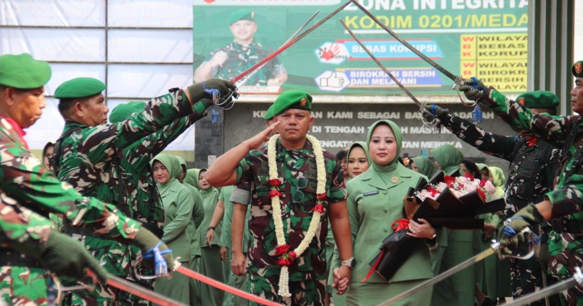Prajurit Petarung Gelar Tradisi Korps Pedang Pora Penyambutan dan Pelepasan Komandan Kodim 0201/Medan