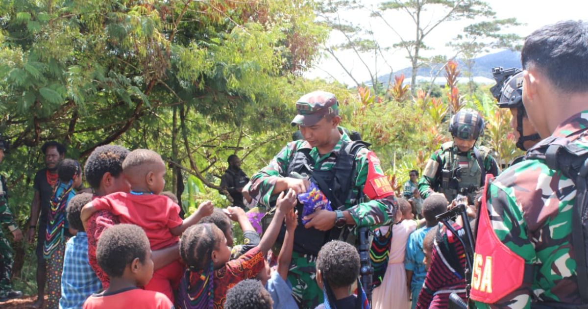 Kodim 1714/Puncak Jaya Peduli Pengungsi dan Salurkan Bantuan Kemanusiaan di Kampung Tirineri