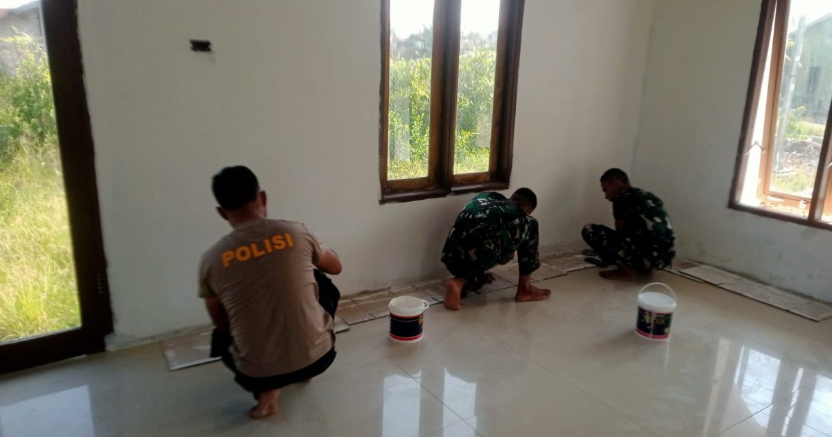 Tingkatkan Kualitas Sarana Ibadah Warga Desa Pasar Rawa,Satgas TMMD Renovasi Mushola