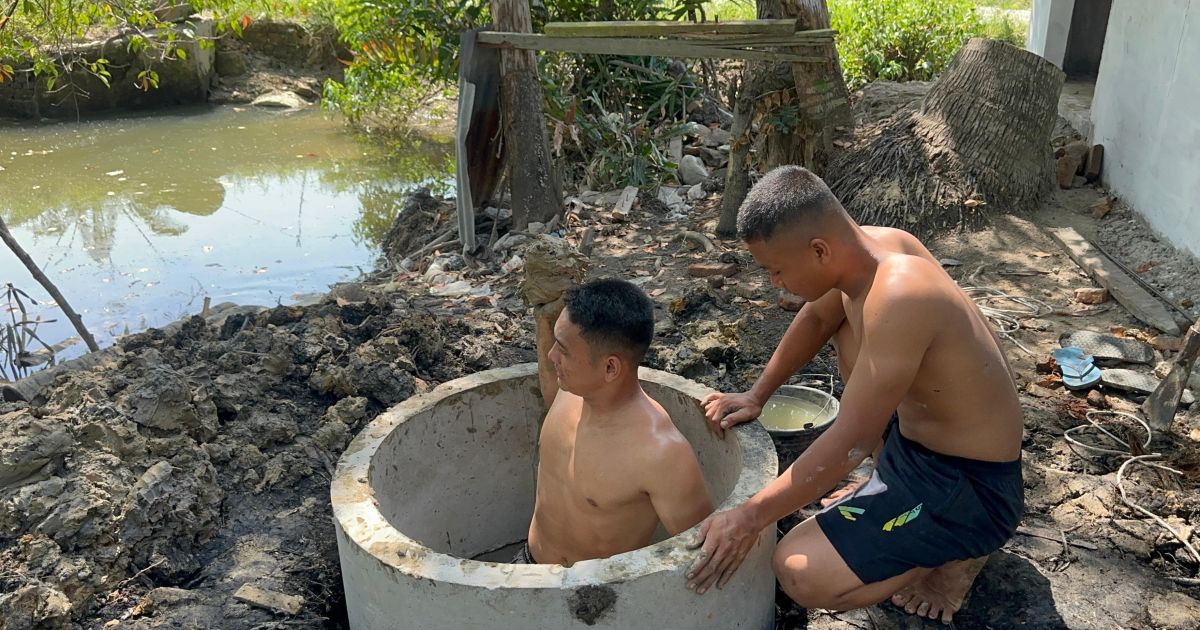 Satgas Bersama Warga Kebut Pembangunan Dua MCK Milik Pak Wahyudi