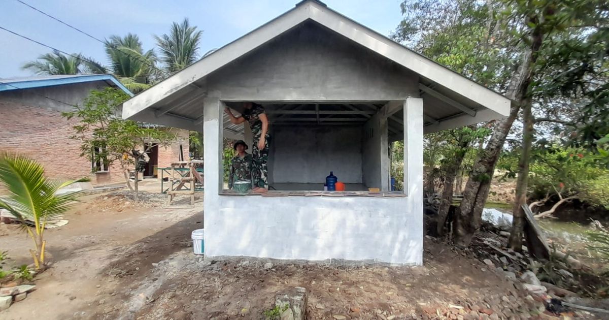 Dibawah Panas Terik Matahari,Satgas Kebut Pembangunan Pos Kamling Desa Pasar Rawa,Hasilnya 96%