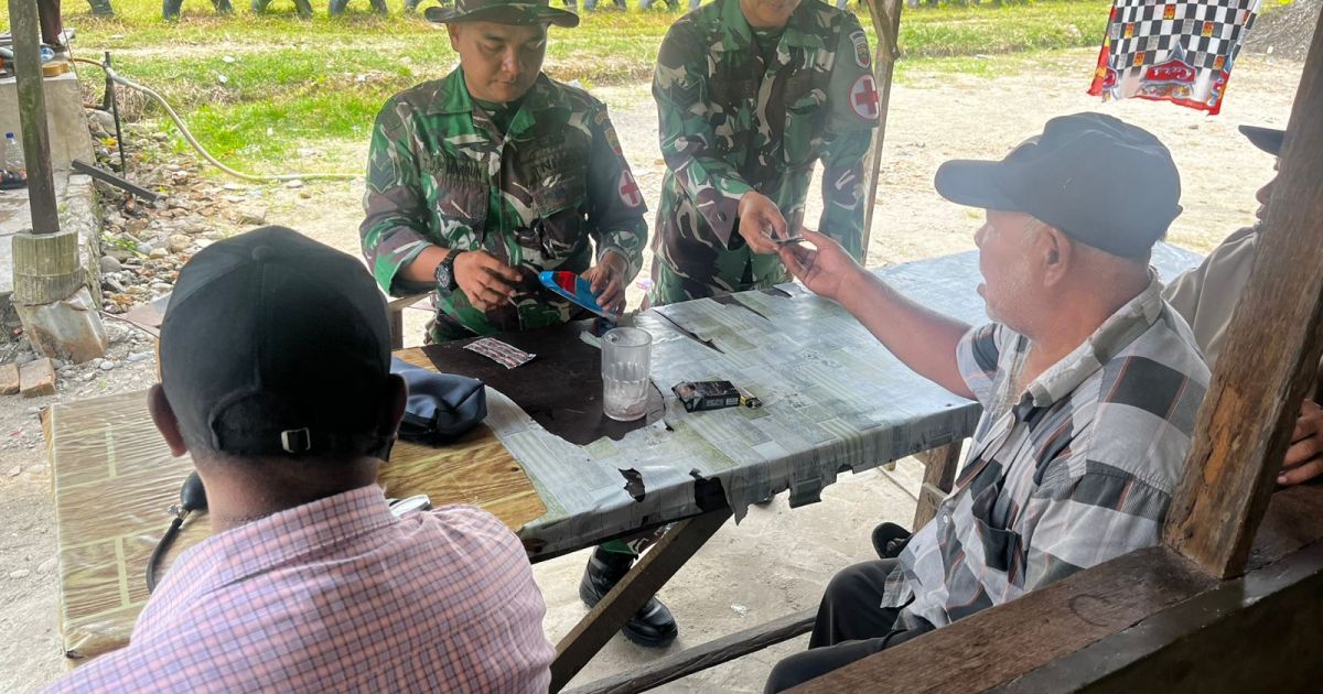 Satgas Kes TMMD 128 ,Cek Kesehatan Dua Warga Desa Pasar Rawa