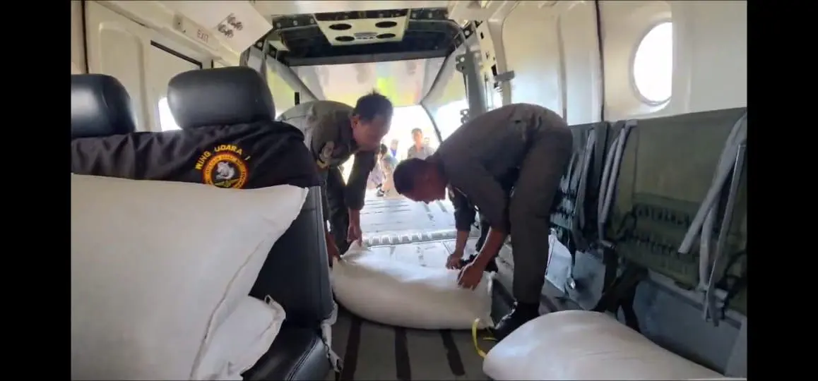Percepat Distribusi Logistik TNI AL Terus Salurkan Bantuan Kemanusiaan Melalui Udara Kepada Masyarakat Terdampak Banda Aceh