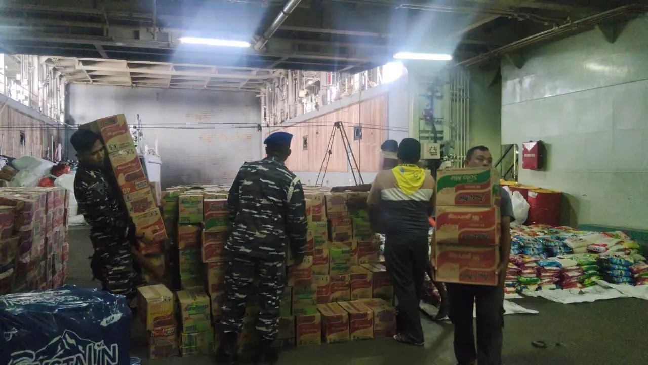 Dukung Logistik Bagi Warga Terdampak Bencana Alam KRI Makassar -590 Tiba di Pelabuhan Krueng Geukueh Aceh