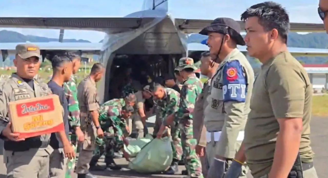 TNI AL Terus Salurkan Bantuan Logistik Bencana Alam Melalui Udara ke Wilayah Aceh