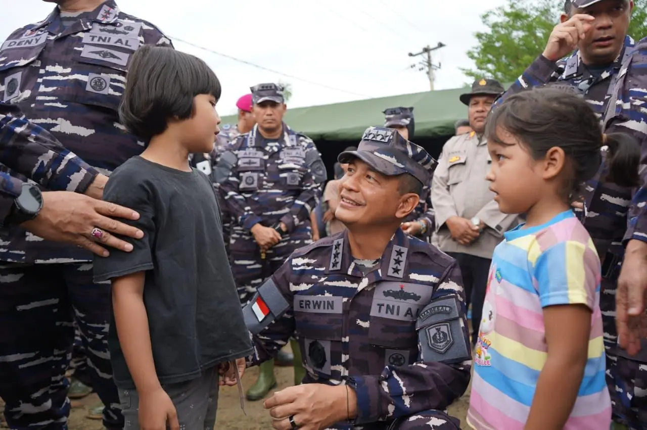 Hari Kedua Kunjungan Kerja di Sumatra Wakasal Tinjau Distribusi Bantuan di Posko Seruway Aceh Tamiang 