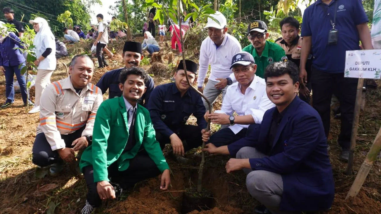 Aliansi BEM se-Bogor Tanam 1.000 Pohon di Hulu Resapan Air Leuwimekar