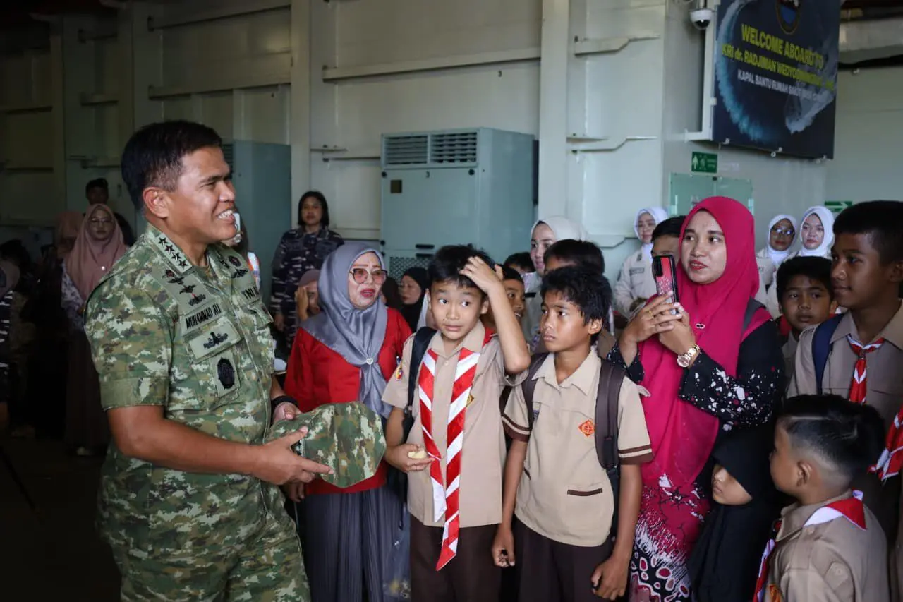 Diatas KRI RJW-992 Kasal Tinjau Pengobatan Massal dan Trauma Healing Bagi Masyarakat Sumbar