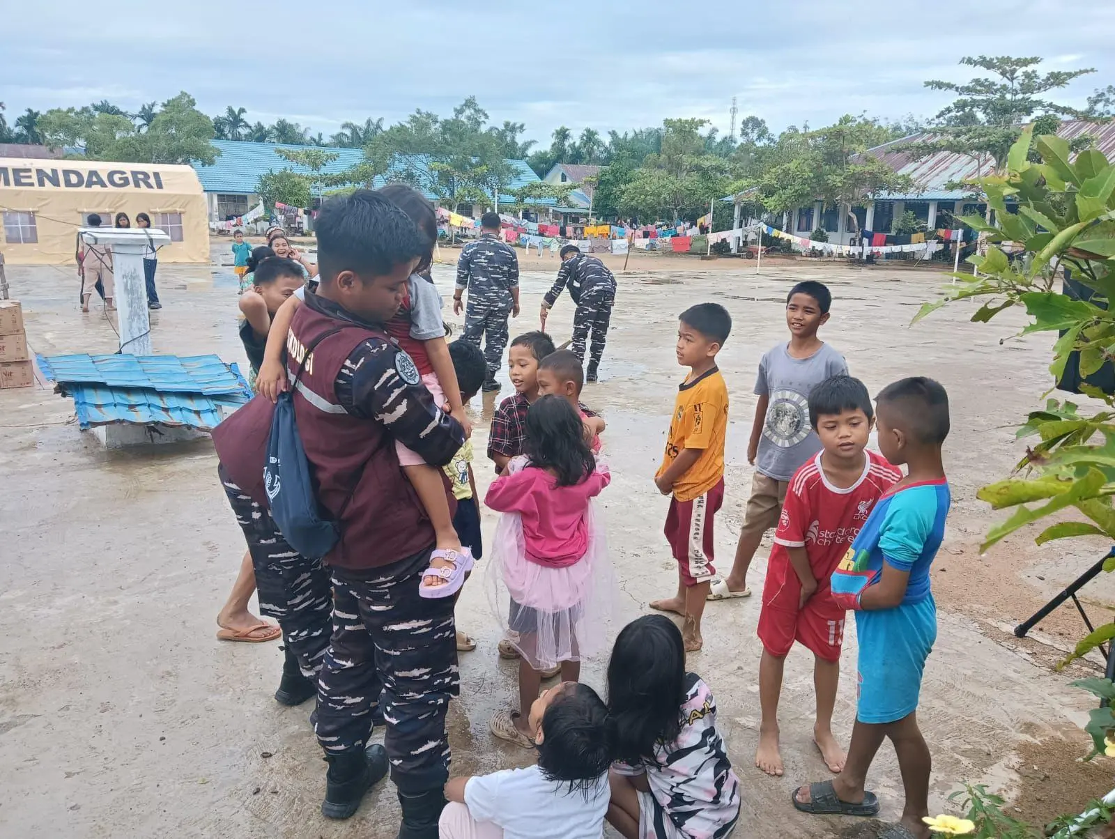 Tiba di Sibolga Tim Trauma Healing TNI AL Berikan Dukungan Psikologi pada Masyarakat Terdampak Bencana Alam
