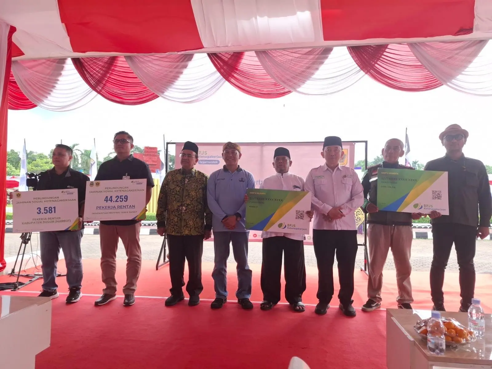 Pemkab Bogor Serahkan Kartu BPJS Ketenagakerjaan kepada 47.840 Pekerja Rentan dan Marbot