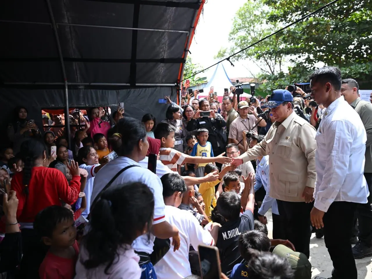Panglima TNI Dampingi Presiden Prabowo Subianto Tinjau Lokasi Pengungsian Langkat