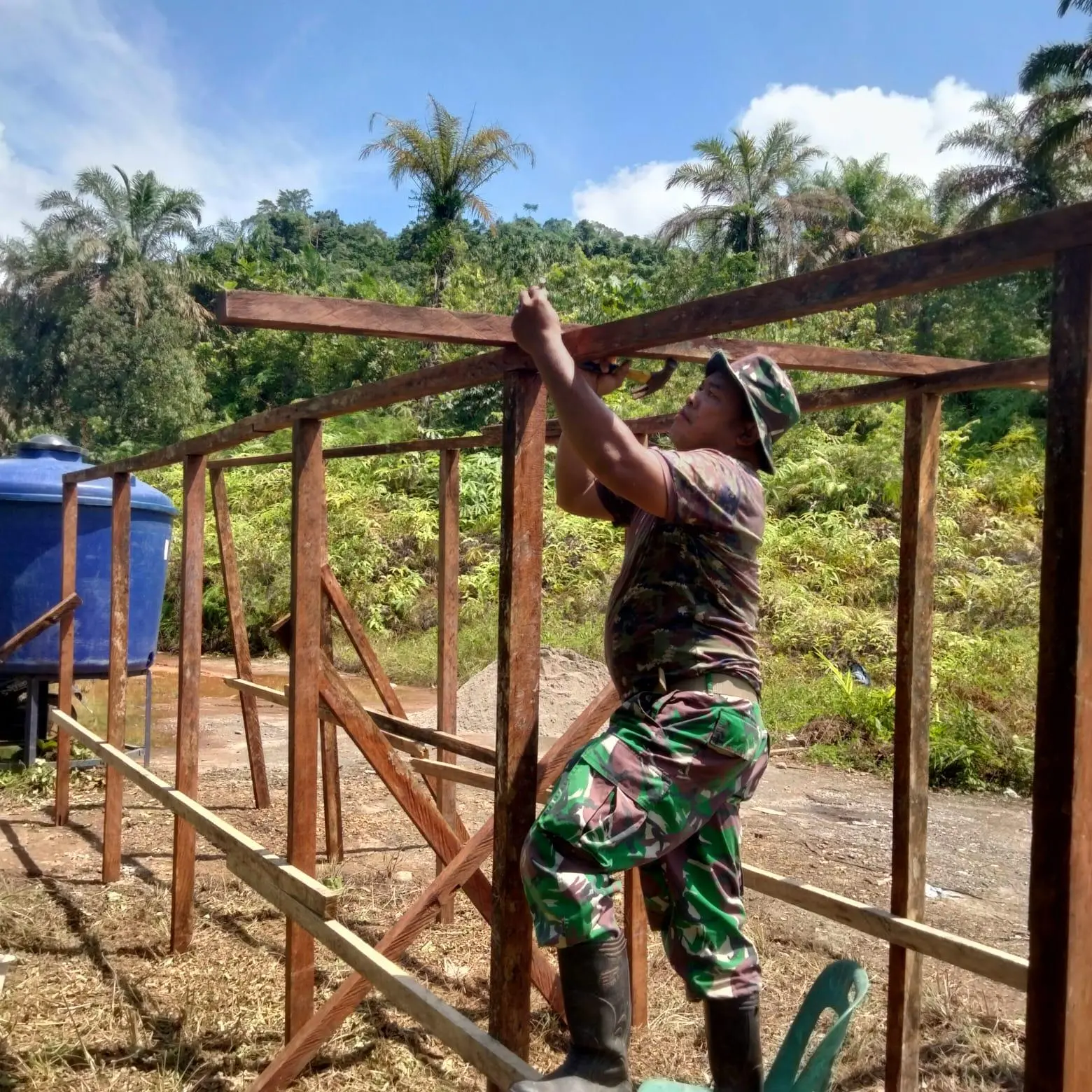 TNI Bangun Fasilitas MCK untuk Dukung Kesehatan Pengungsi di Tapanuli Selatan