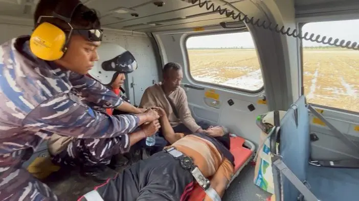 Evakuasi Medis Udara Dilaksanakan TNI AL Kepada Warga Aceh Tamiang ke KRI Dr Soeharso-990